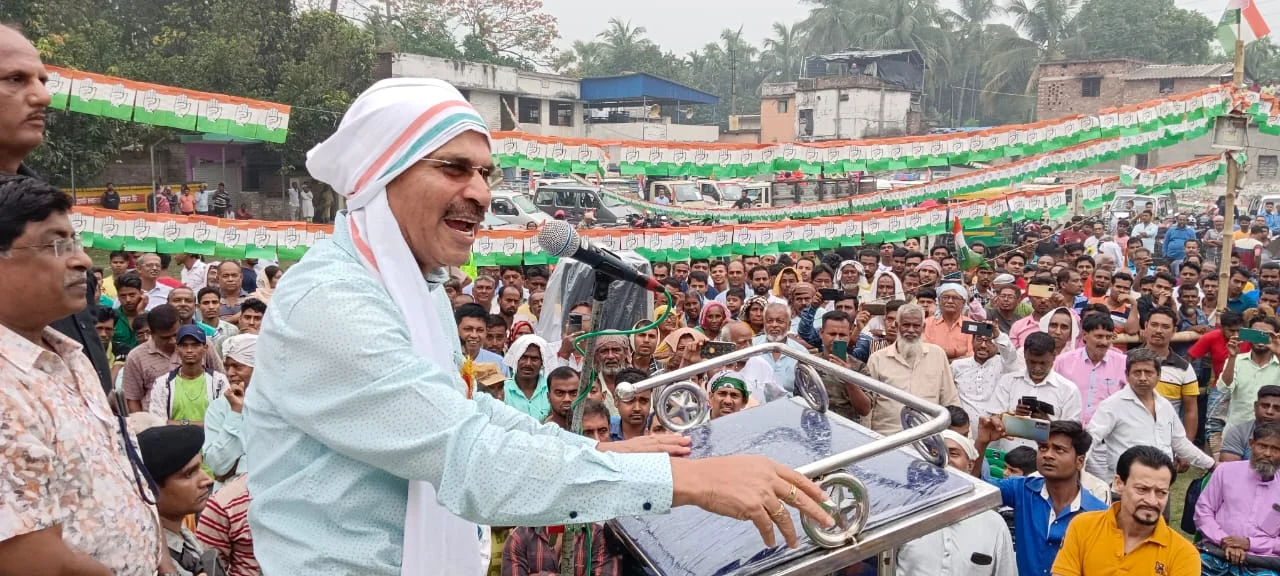 বসিরহাটে তৃণমূল-বিজেপিতে ভাঙ্গন, অধীর, সাত্তারের হাত থেকে জাতীয় কংগ্রেসের পতাকা গ্রহণ