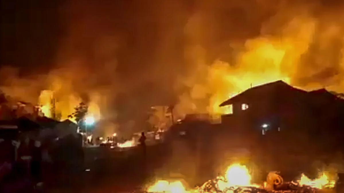 অগ্নিগর্ভ মণিপুর!  দেখা মাত্রই গুলির নির্দেশ