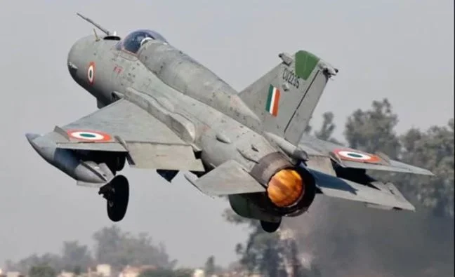 দুর্ঘটনার জের! মিগ-২১ বিমানবহর বসানোর সিদ্ধান্ত বায়ু সেনার   