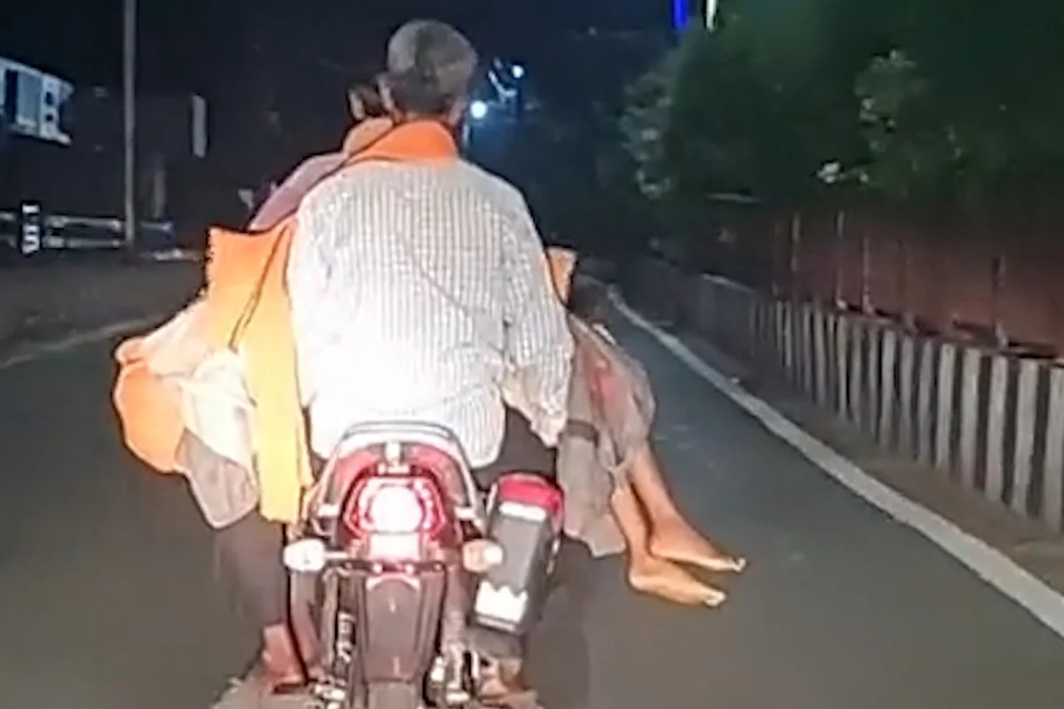 কালিয়াগঞ্জের পরে মধ্যপ্রদেশ, টাকার অভাবে শববাহী গাড়ি না পেয়ে বাইকে চাপিয়ে মেয়ের দেহ বাড়ি আনলেন হতভাগ্য বাবা   