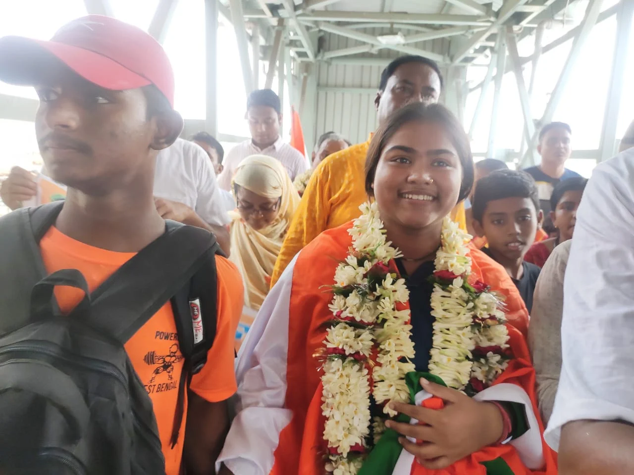 ঘরে ফিরলেন এশিয়ান পাওয়ার লিফটিং চ্যাম্পিয়নশিপ প্রতিযোগিতায় ৪ চারটি সোনার পদক জয়ী স্নেহা ঘরামি