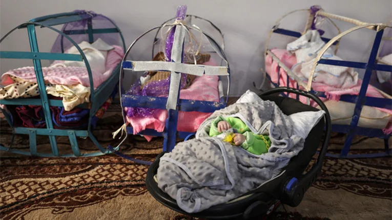 শিশুদের মসজিদে ও গাছের  নিচে ফেলে যাচ্ছে সিরীয়রা!