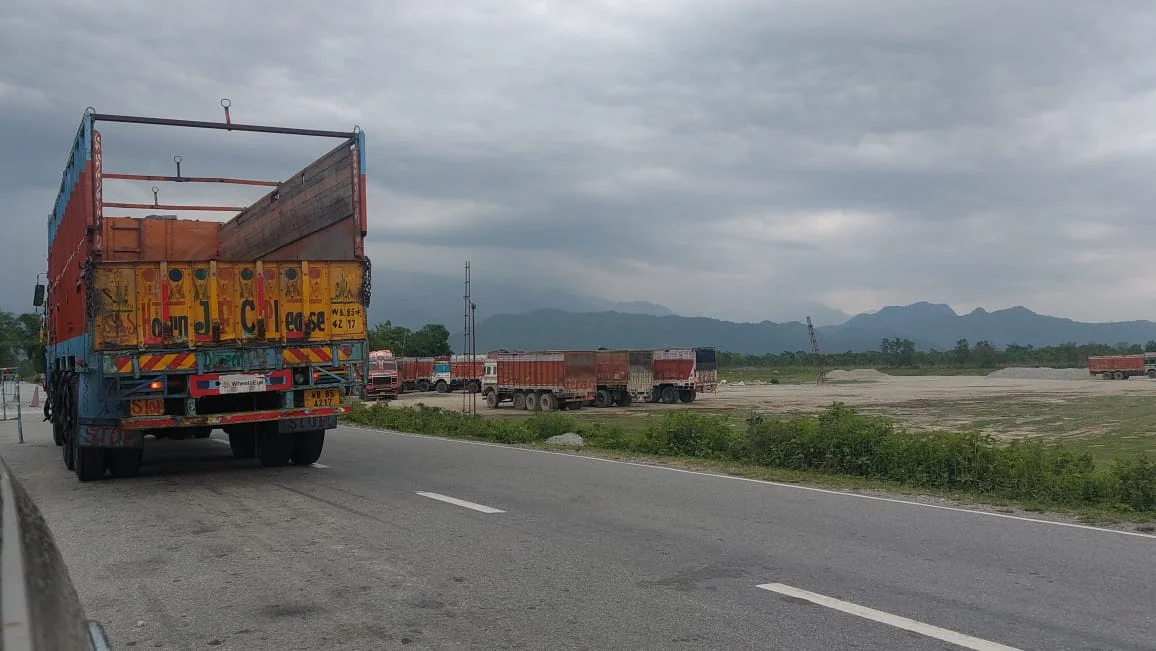 চা বাগানের পাশে সরকারি জায়গা দখল করে বেআইনি পার্কিং, তোলাবাজির অভিযোগ