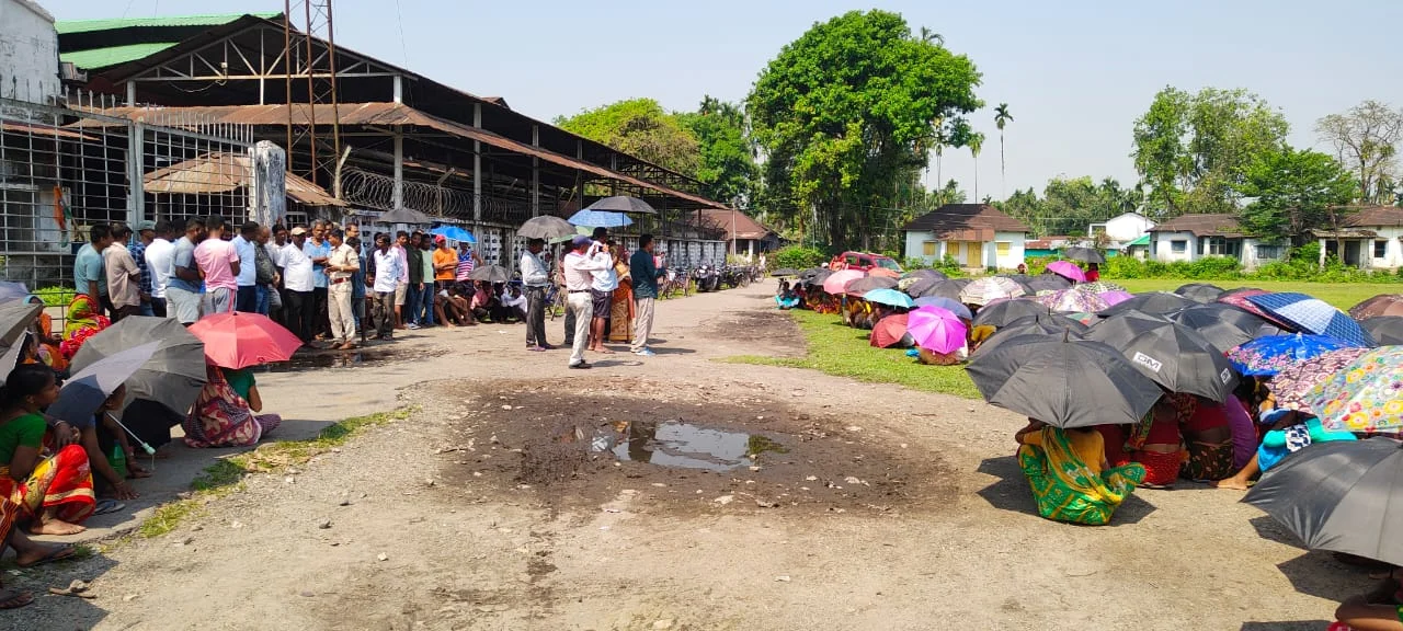 রাতের অন্ধকারে বাগান ছেড়ে পালালো চা-বাগান কর্তৃপক্ষ, কর্মহীন ১১৭৬ জন শ্রমিক