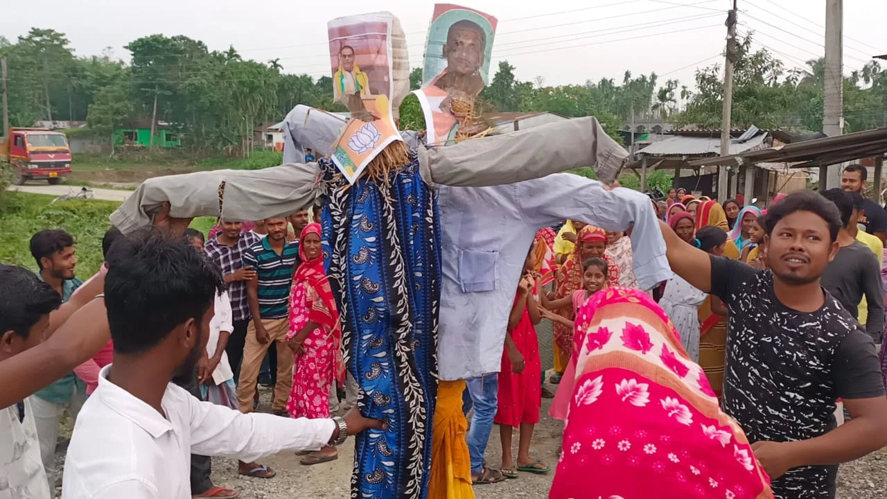 বিধায়ক ও বিজেপি নেতার কুশপুতুলে জুতো পেটা করে দাহ করলেন  গ্রামবাসী   