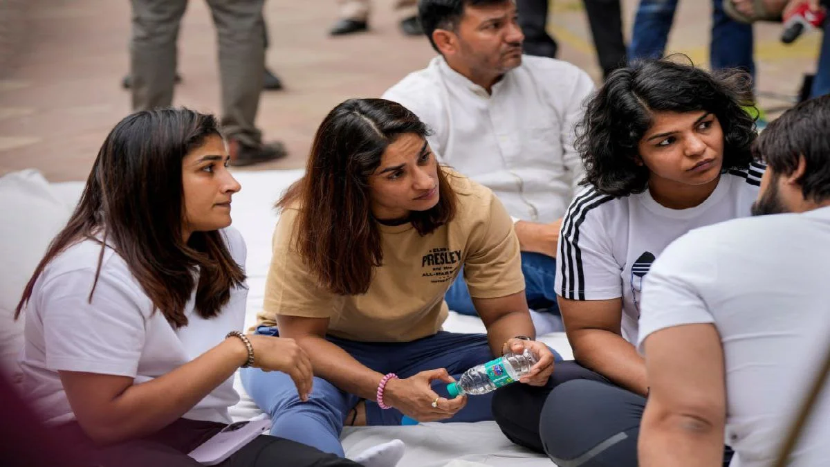 কুস্তিগীরদের পাশে দাঁড়ানোয় বরখাস্ত তিন   