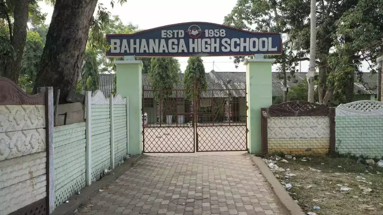 ভেঙে ফেলা হচ্ছে অস্থায়ী মর্গ বাহানাগা স্কুল