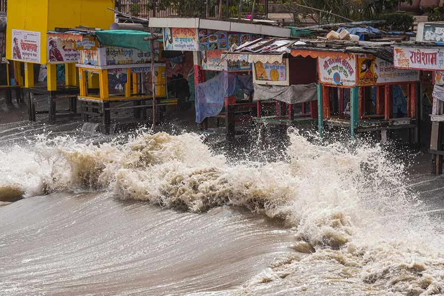 শুরু বিপর্যয়ের তাণ্ডব! সরানো হল এক লক্ষ মানুষকে