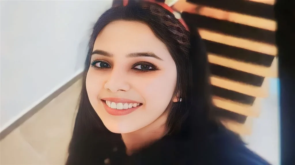 স্টেশনে বিদ্যুৎস্পৃষ্ট হয়ে মৃত্যু তরুণীর