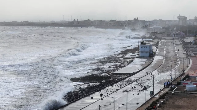 এগুচ্ছে ঘূর্ণিঝড় ‘বিপর্যয়’, জরুরি বৈঠকে অমিত শাহ