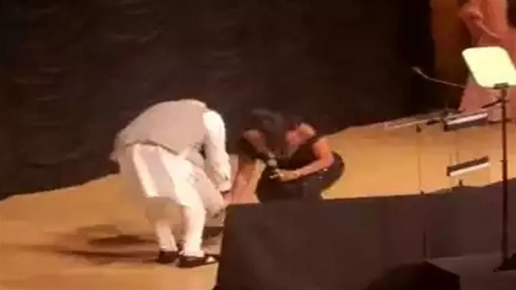 জন গণ মন গেয়ে প্রধানমন্ত্রীর পা ছুঁয়ে প্রণাম করলেন গায়িকা মেরি মিলবেন