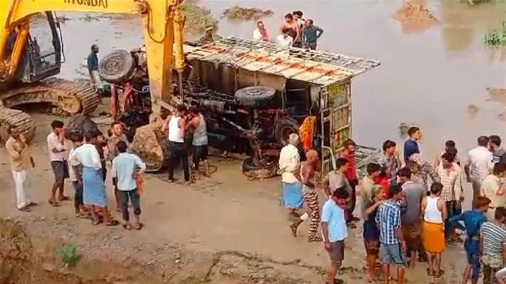 বিয়েবাড়ি যাওয়ার পথে বিপত্তি, নিয়ন্ত্রণ হারিয়ে নদীতে পড়ল ট্রাক, মৃত পাঁচ   