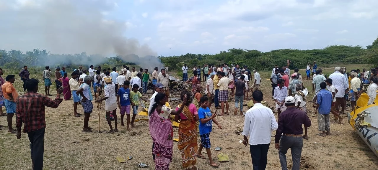 কর্নাটকে ভেঙে পড়ল বায়ুসেনার বিমান, অল্পের জন্য রক্ষা মহিলা পাইলট সহ ২