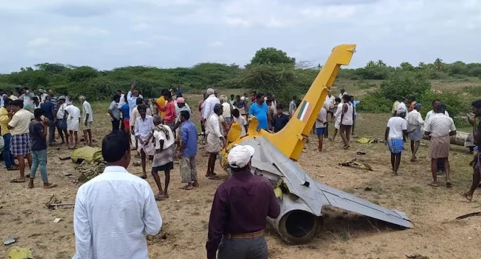 কর্নাটকে ভেঙে পড়ল বায়ুসেনার বিমান, অল্পের জন্য রক্ষা মহিলা পাইলট সহ ২