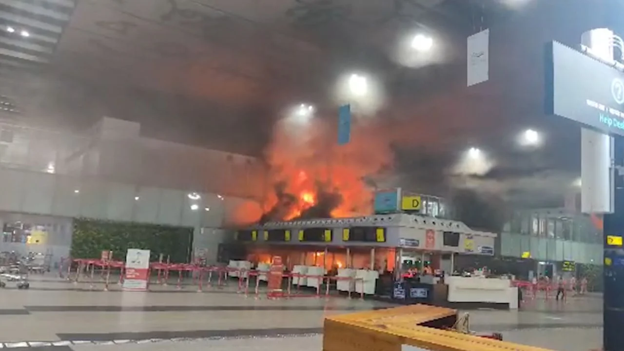 কলকাতা বিমানবন্দরের ভিতরে ভয়ঙ্কর আগুন, ব্যাহত উড়ান পরিষেবা