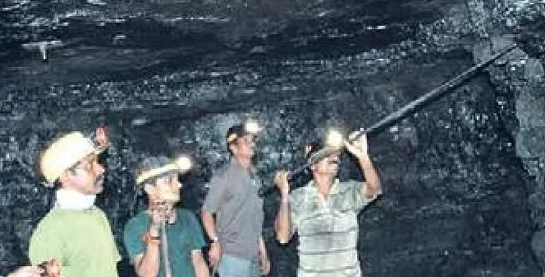 ঝাড়খণ্ডে ধানবাদের কাছে বেআইনি কয়লা খাদান ধসে মৃত শিশু সহ ৩