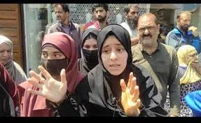 এবার শ্রীনগরের স্কুলে আবায়া নিষিদ্ধ করার চেষ্টা, বিক্ষোভ ছাত্রীদের