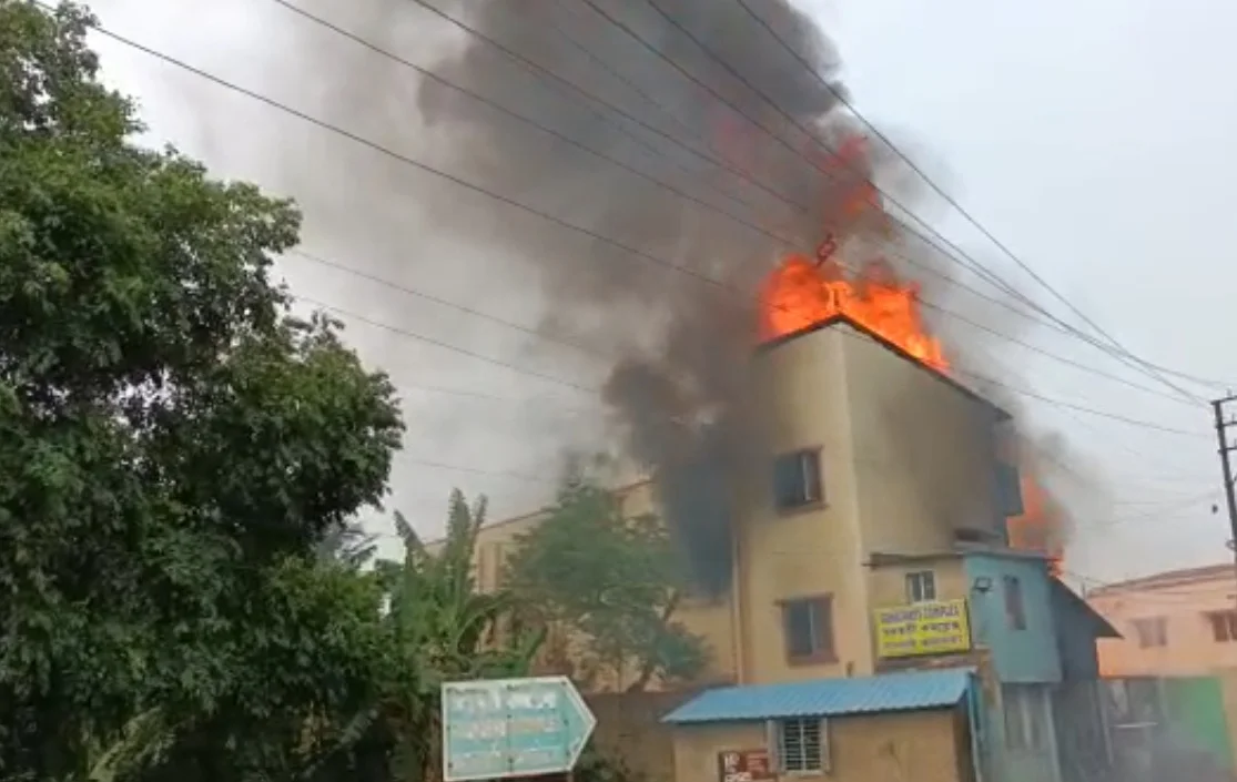 ডোমজুড়ের কারখানায় বিধ্বংসী আগুন, জখম ২