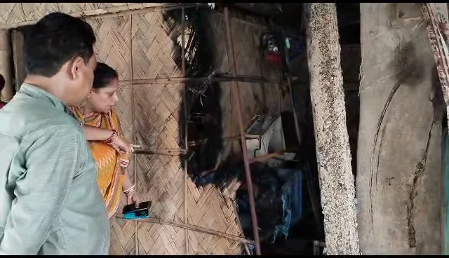 পঞ্চায়েত ভোটের আগে হাওড়ায় তৃণমূলের মহিলা কর্মীর বাড়িতে আগুন, পোড়ানো হল ব্যানার
