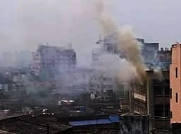 গণেশচন্দ্র অ্যাভিনিউয়ের এক বহুতলে আগুন,  নিয়ন্ত্রণে আনতে  ছাদ ফুটো করে দেওয়া হচ্ছে জল