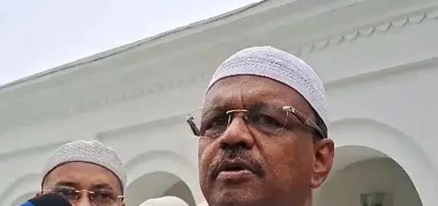 ‘সবার সুখ শান্তির জন্য দোয়া চাইলাম’, নামায শেষে বললেন ফিরহাদ