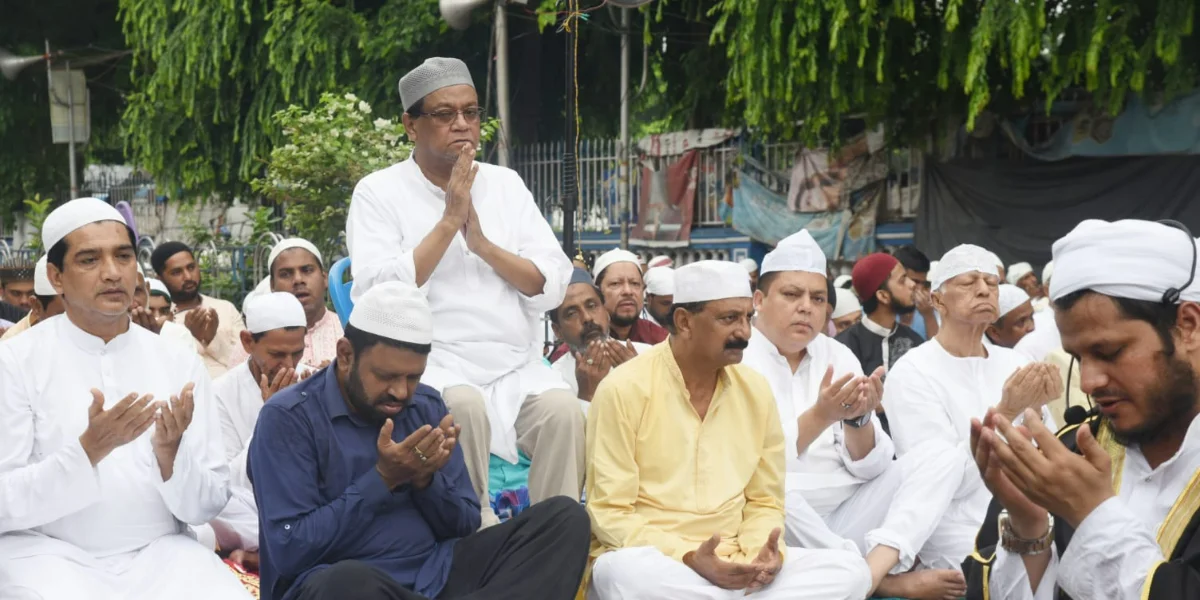 পবিত্র ঈদুল আজহা উপলক্ষ্যে নামায আদায় পার্ক সার্কাস ময়দানে, রয়েছেন পুবের কলম পত্রিকার সম্পাদক সহ বিশিষ্টরা