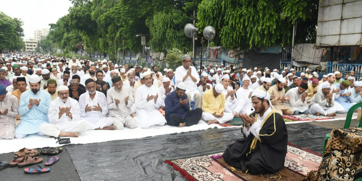 পবিত্র ঈদুল আজহা উপলক্ষ্যে নামায আদায় পার্ক সার্কাস ময়দানে, রয়েছেন পুবের কলম পত্রিকার সম্পাদক সহ বিশিষ্টরা