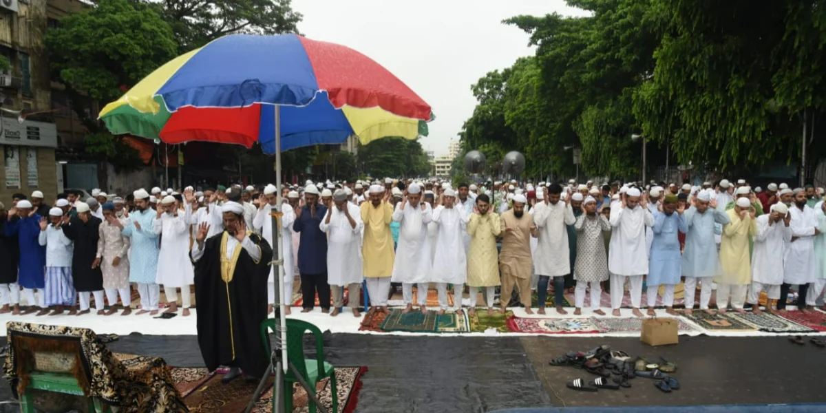 পবিত্র ঈদুল আজহা উপলক্ষ্যে নামায আদায় পার্ক সার্কাস ময়দানে, রয়েছেন পুবের কলম পত্রিকার সম্পাদক সহ বিশিষ্টরা