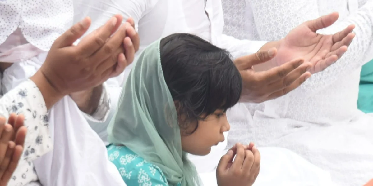 পবিত্র ঈদুল আজহা উপলক্ষ্যে নামায আদায় পার্ক সার্কাস ময়দানে, রয়েছেন পুবের কলম পত্রিকার সম্পাদক সহ বিশিষ্টরা