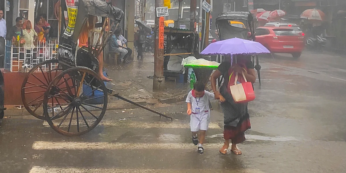 বর্ষার শুরুতেই জলমগ্ন শহর, সপ্তাহান্তে বদলাবে আবহাওয়া