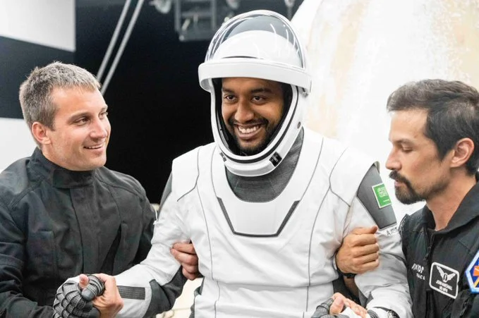 মহাকাশে কিভাবে নামায পড়া হয়, জানালেন সউদি  নভোশ্চর..... দেখুন ভিডিয়ো  