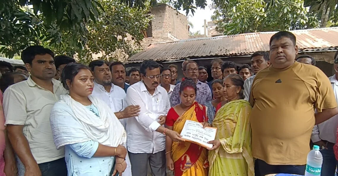 করমণ্ডল এক্সপ্রেস দুর্ঘটনায় মৃত বাদুড়িয়ার সঞ্জয় দের স্ত্রীকে পুলিশের চাকরি ও আর্থিক অনুদান