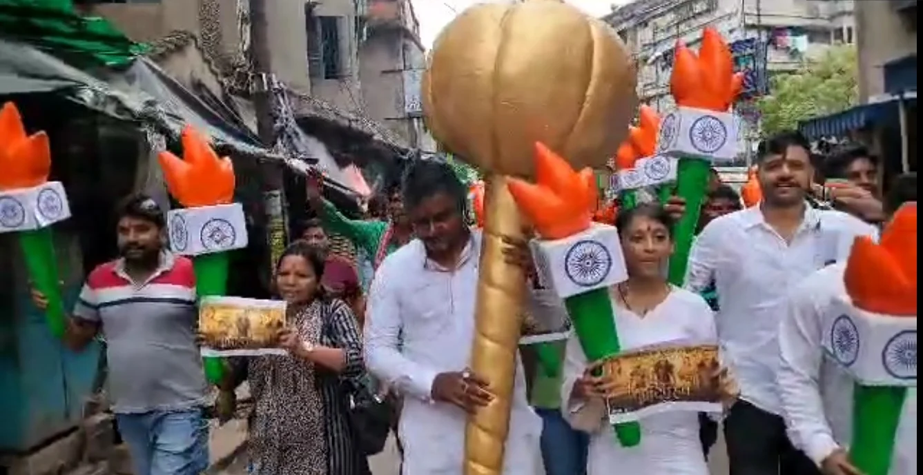 'আদিপুরুষ'  ছবির ডায়ালগ নিয়ে বিতর্ক তুঙ্গে,  হাওড়াতেও প্রতীকী গদা নিয়ে বিক্ষোভ