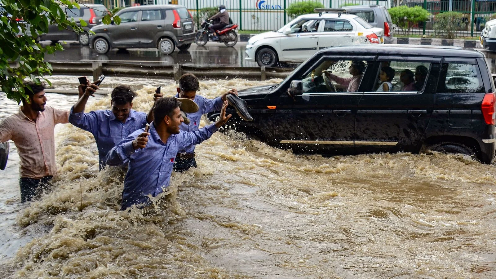 বর্ষার ভোগান্তি: মুম্বইয়ে মৃত ২, ভূমিধস হিমাচলে, লাল সতর্কতা গুজরাতে