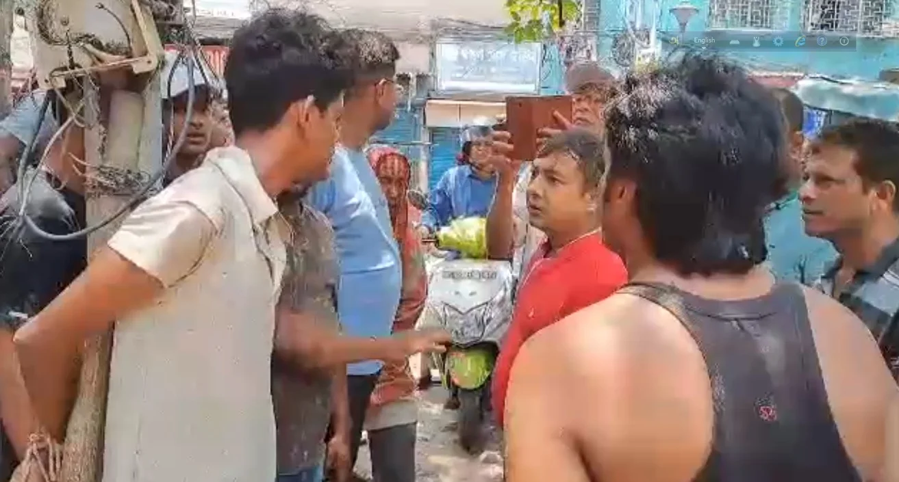 শোরুমে ঢুকে আই ফোন নিয়ে চম্পট এক বন্ধুর, আটক অপর বন্ধু