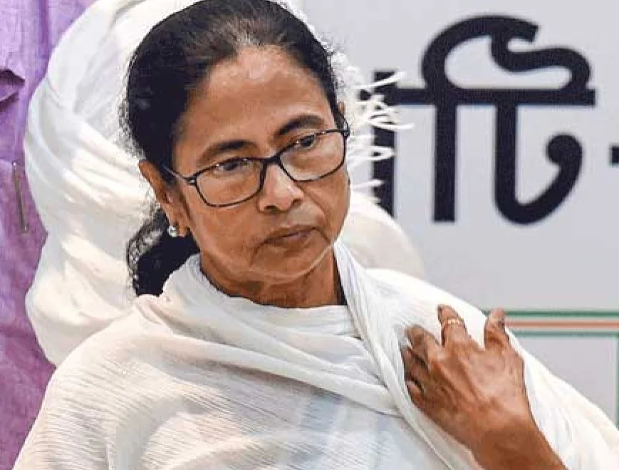 মুখ্যমন্ত্রীর বাম হাঁটুর লিগামেন্ট ও কোমরে আঘাত লেগেছে, বিবৃতি দিল এসএসকেএম