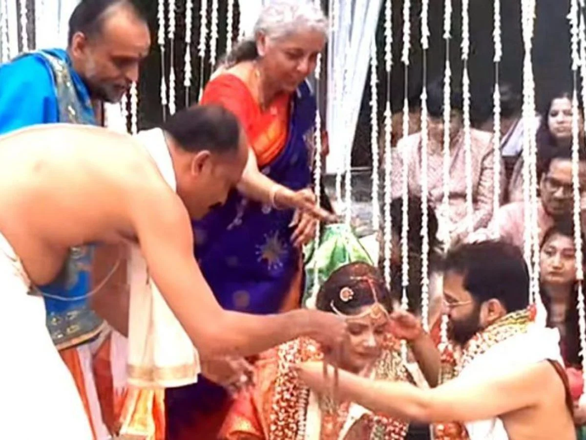 শাশুড়ি হলেন কেন্দ্রীয় অর্থমন্ত্রী নির্মলা সীতারামন, মোদি সহযোগীর সঙ্গেই বিবাহ সম্পন্ন কন্যার