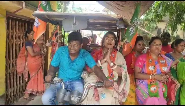 হাওড়ায় বিজেপি প্রার্থীদের সমর্থনে ভোটের প্রচারে অভিনেত্রী পাপিয়া অধিকারী