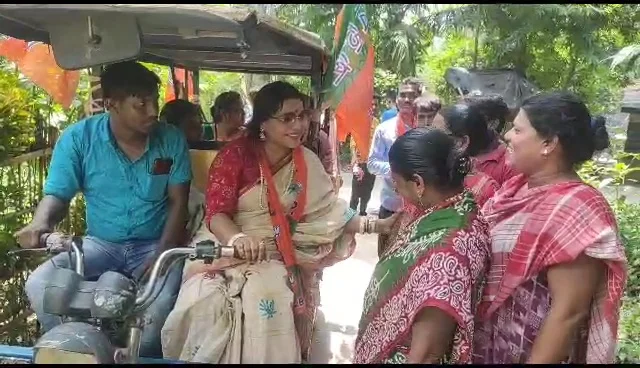 হাওড়ায় বিজেপি প্রার্থীদের সমর্থনে ভোটের প্রচারে অভিনেত্রী পাপিয়া অধিকারী