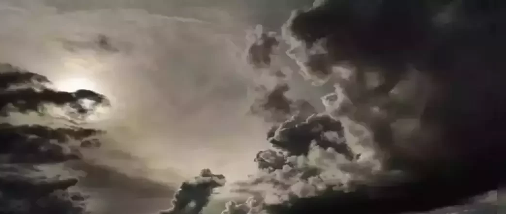 ধেয়ে আসছে ঘূর্ণিঝড় 'বিপর্যয়', মুম্বইয়ে বিঘ্নিত বিমান পরিষেবা  