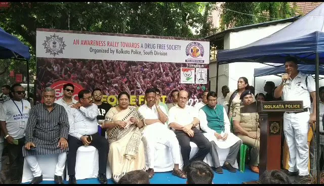 নেশামুক্ত সুস্থ সমাজ গড়তে সচেতনতার বার্তা দিল কলকাতা পুলিশ