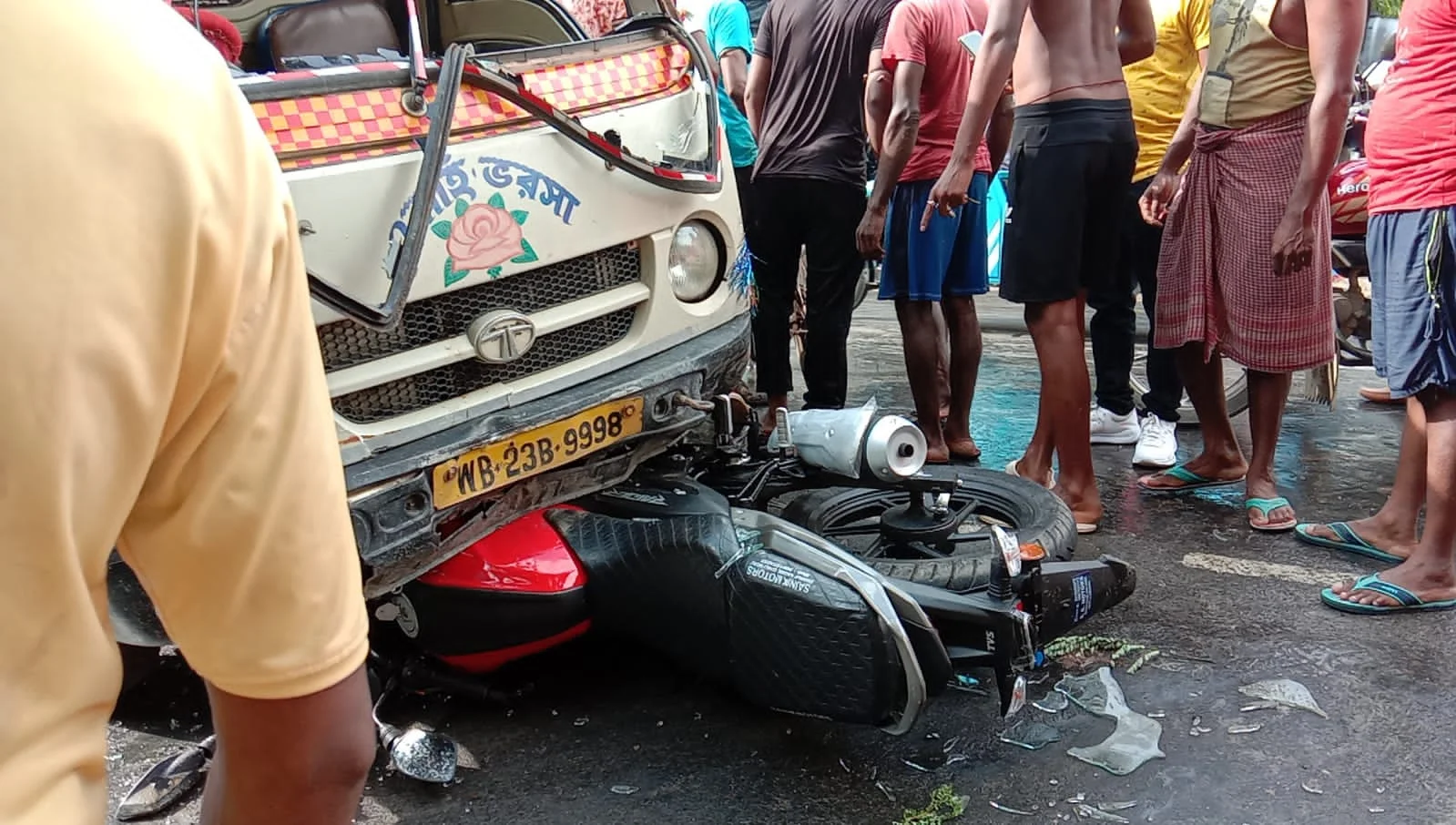 বোনের বিয়ের আশীর্বাদের বাইক দিতে গিয়ে পথ দুর্ঘটনায় জখম ৩ 