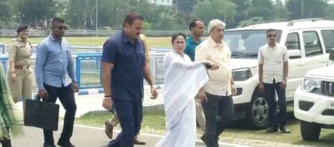 ফিরলেন মুখ্যমন্ত্রী,  সরকারি কর্মসূচি নিয়ে ব্যস্ততার  জন্য ডুমুরজলায় সাংবাদিকদের প্রশ্নের উত্তর দিলেন না মমতা