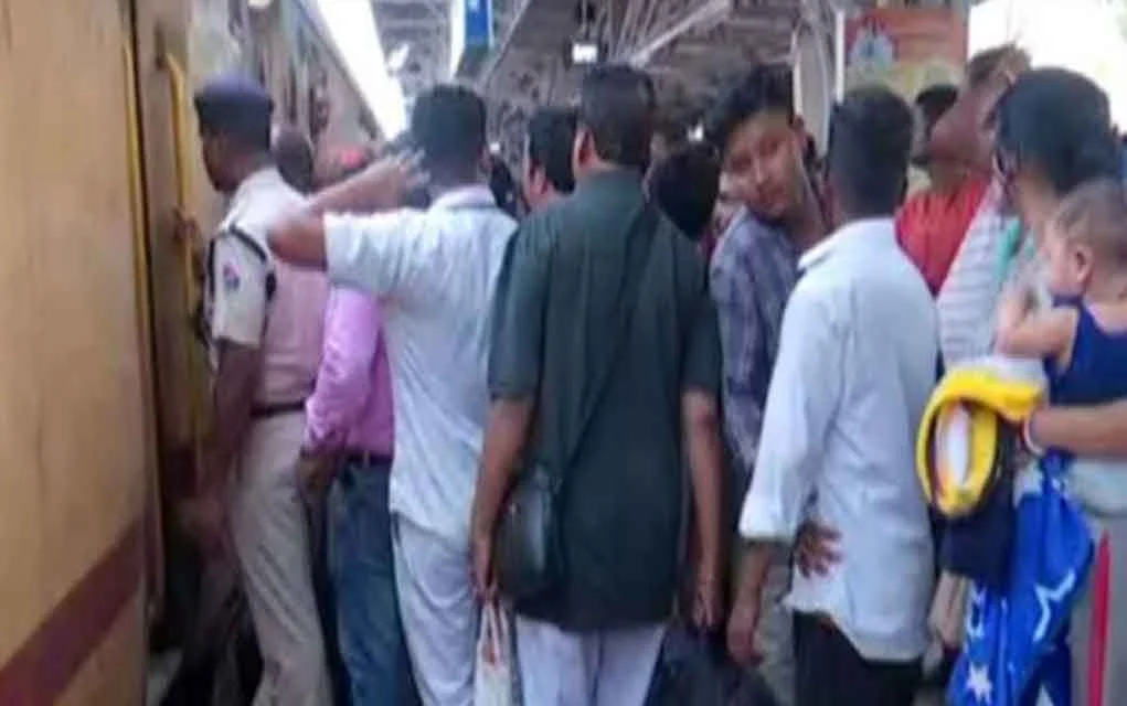 সেকেন্দরাবাদ আগরতলা এক্সপ্রেসের কোচে আগুন, আতঙ্কিত যাত্রীরা