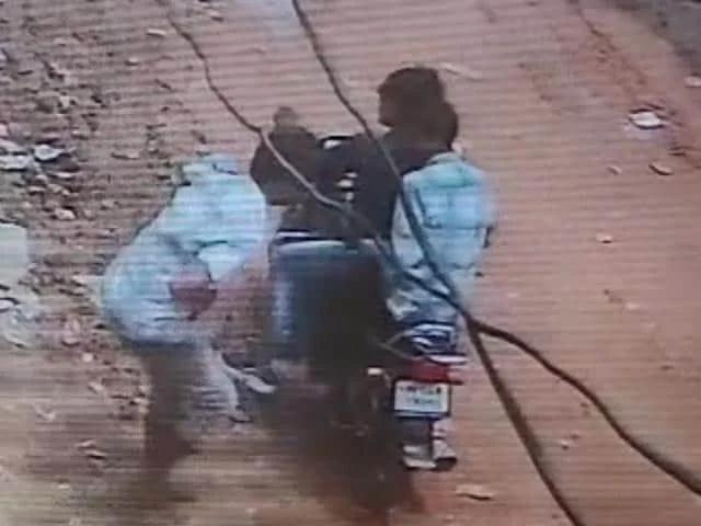 কথা বলার অছিলায় শিক্ষককে আচমকা গুলি দুই পড়ুয়ার, ভাইরাল ভিডিয়ো