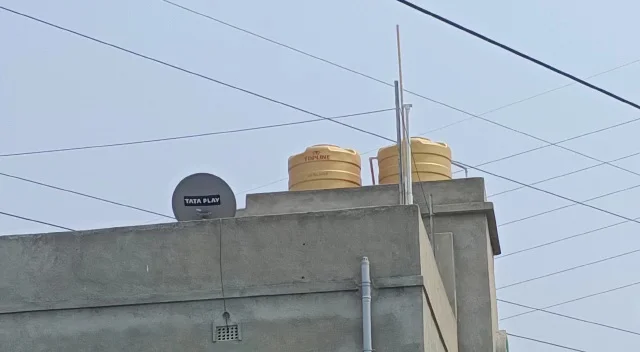 ছাদে জলের ট্যাঙ্ক পরিষ্কার করতে গিয়ে বিদ্যুৎস্পৃষ্ট হয়ে জখম সাফাই কর্মী