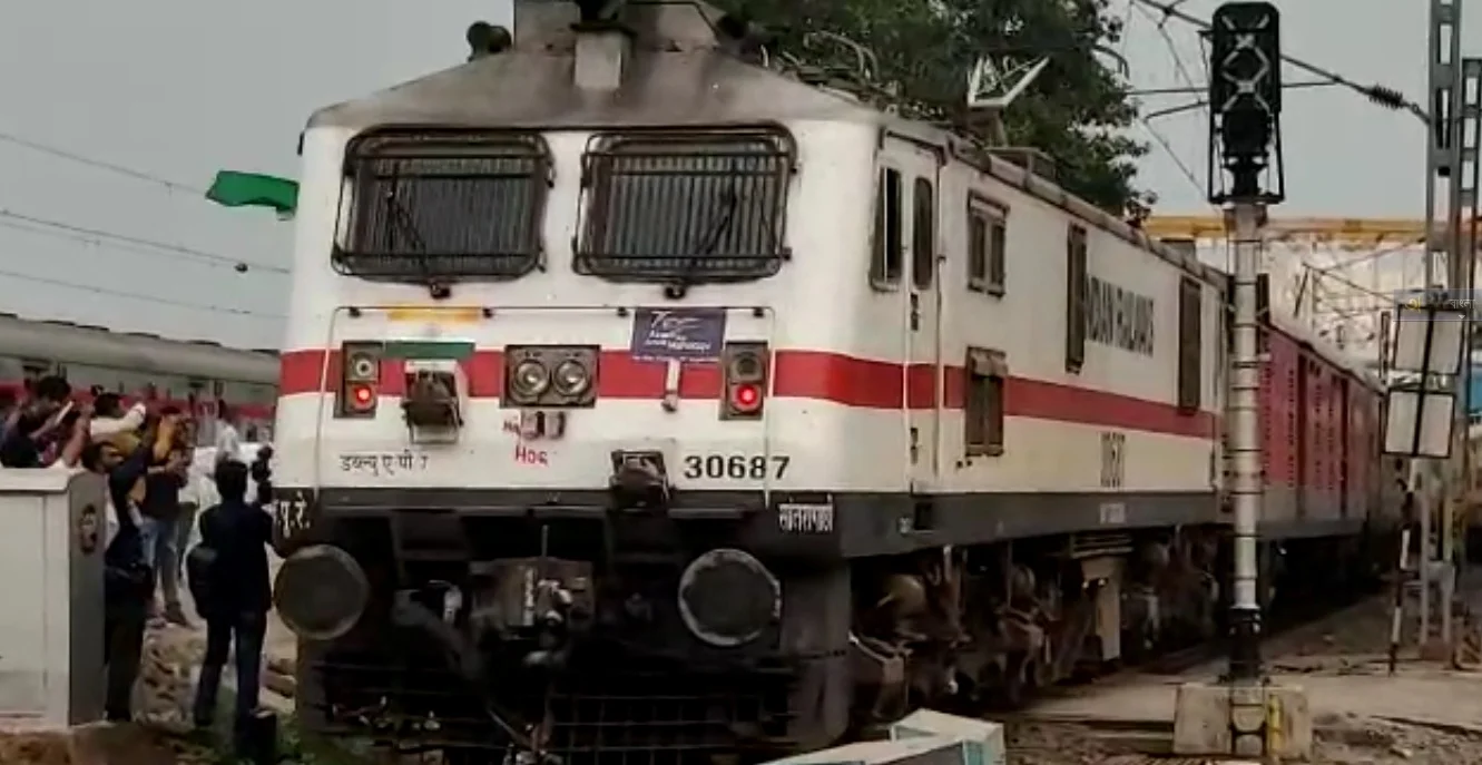 একই দিনে জোড়া বিপত্তি! প্যান্টোগ্রাফ ভাঙল কোল্ডফিল্ডের, চেন্নাইগামী করমন্ডলের এসি বিকল