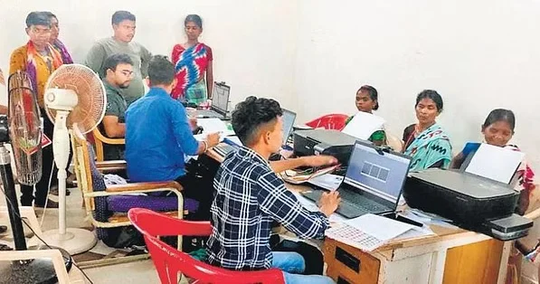 এই প্রথম ভোটার কার্ড পেল ছত্তিশগড়ের মাওবাদী অধ্যুষিত গ্রামের আদিবাসীরা