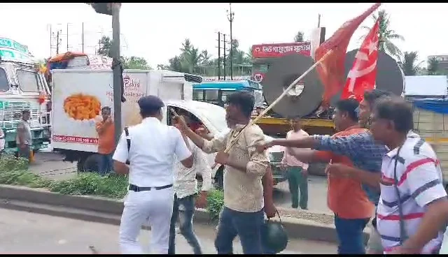 হাওড়া:  পুলিশের সঙ্গে ধস্তাধস্তি,  রণক্ষেত্র বালি-জগাছার পল্লীমঙ্গল স্কুল