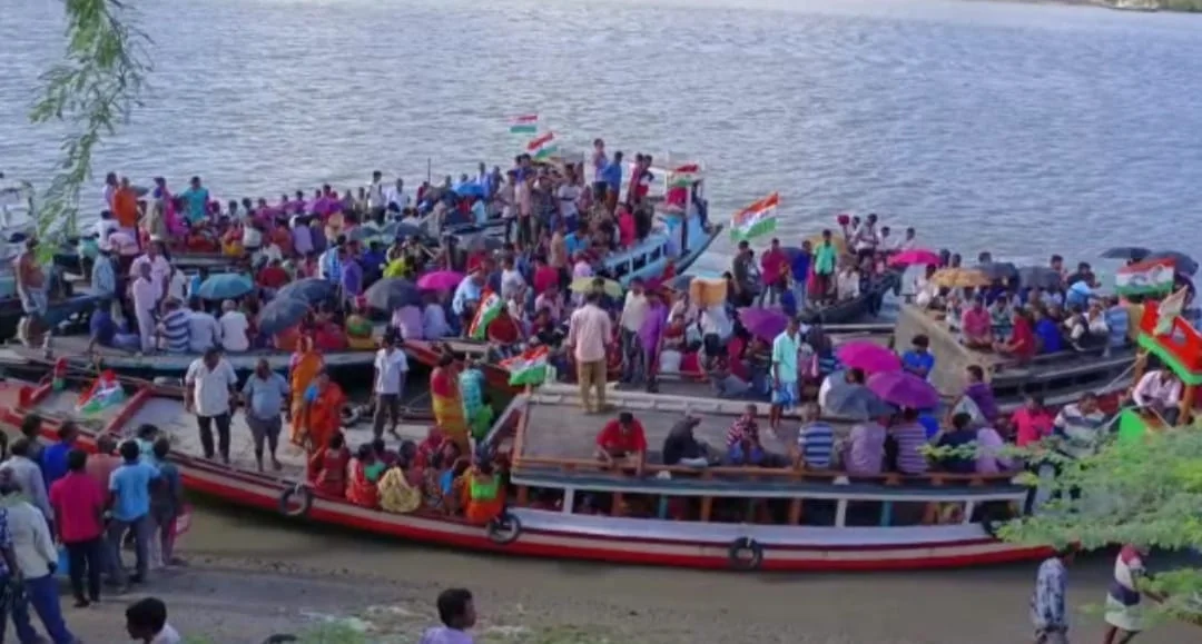 নদী পথে একুশের সভায় রওনা সুন্দরবনের তৃণমূল  কর্মী ও সমর্থকদের